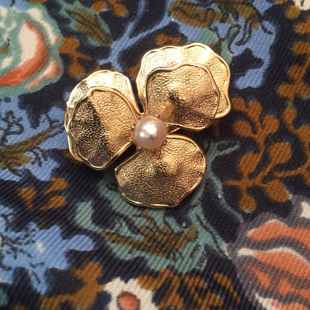 Vintage brooch with pearl